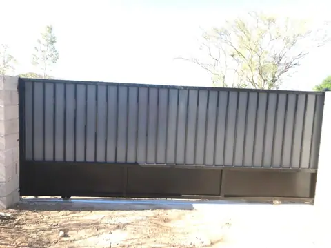 Solid steel rolling gate with a ribbed top and a panel base